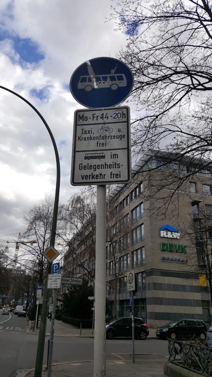 Schilder werden von den Straßenverkehrsbehörden der jeweiligen Berliner Bezirke verwaltet und aufgestellt. 